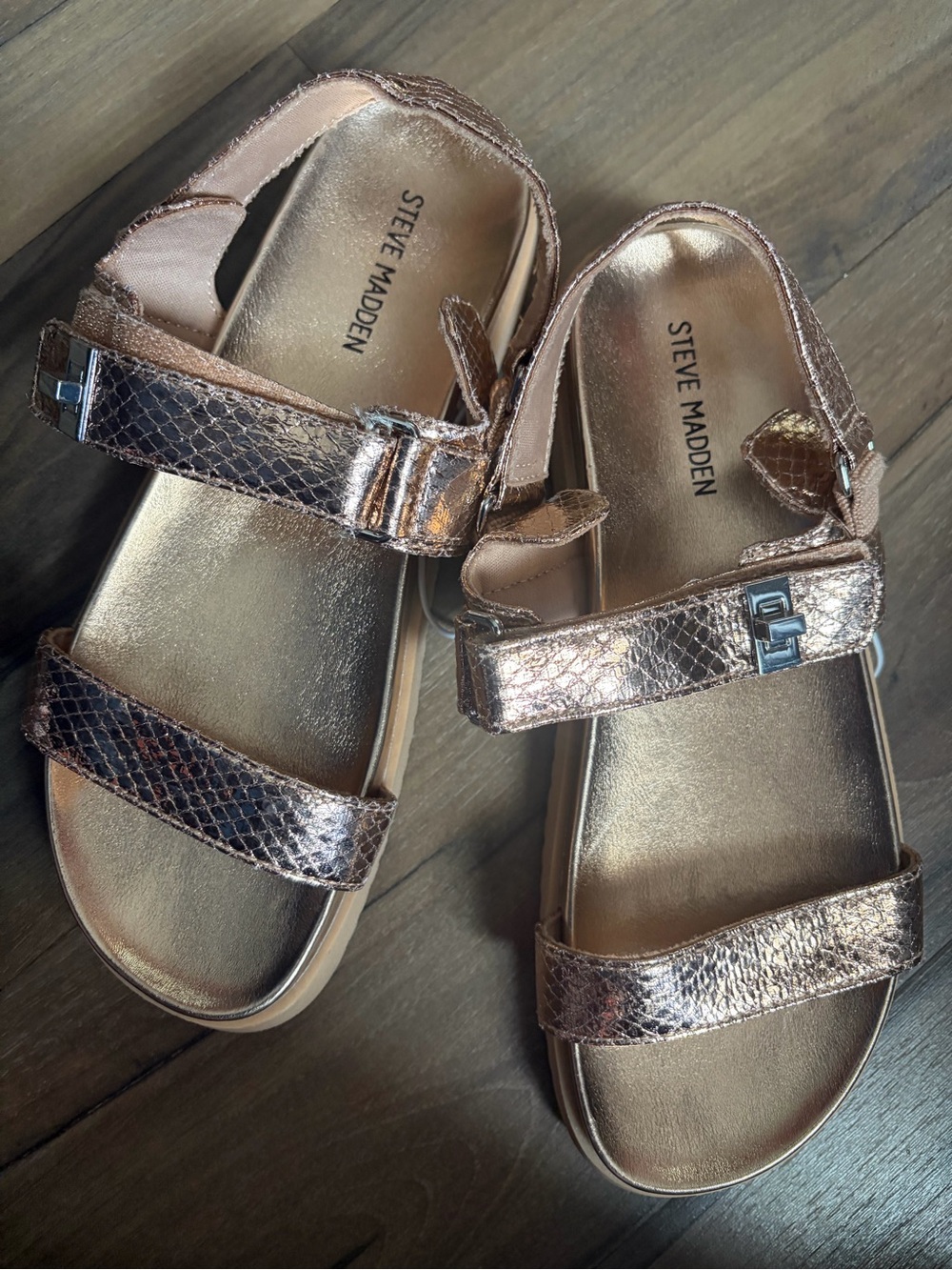 Steve Madden Girls  Mona Sandal, Gold sz 4